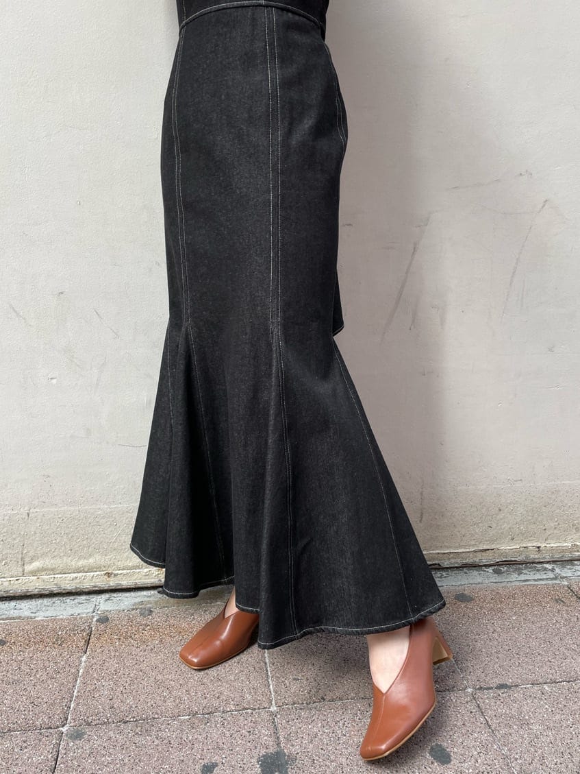 ブラック系のワンピース、ブラック系のブルゾン、ブラウン系のパンプスを着用したレディースの春コーディネートの7枚目の写真