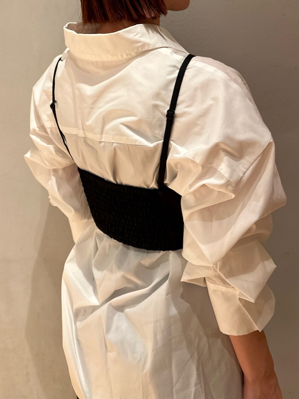 ブラック系のシャツ/ブラウス、ブラック系のその他パンツ、ブラック系のシューズを着用したレディースの秋コーディネートの7枚目の写真