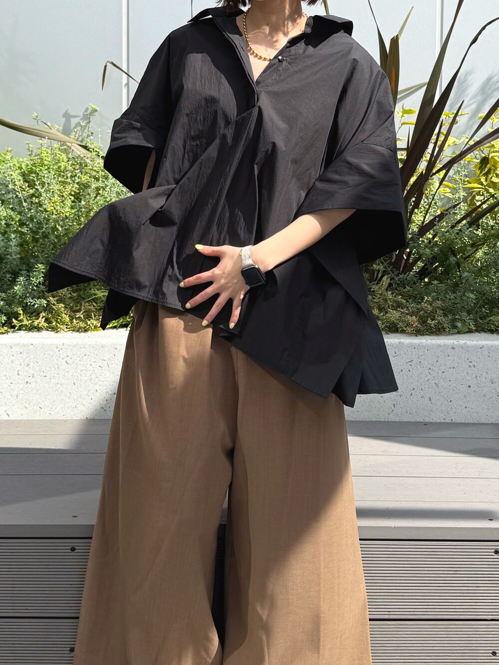 ブラック系のシャツ/ブラウス、ベージュ系のつなぎ/オールインワン、ホワイト系のサンダルを着用したレディースの春コーディネートの10枚目の写真