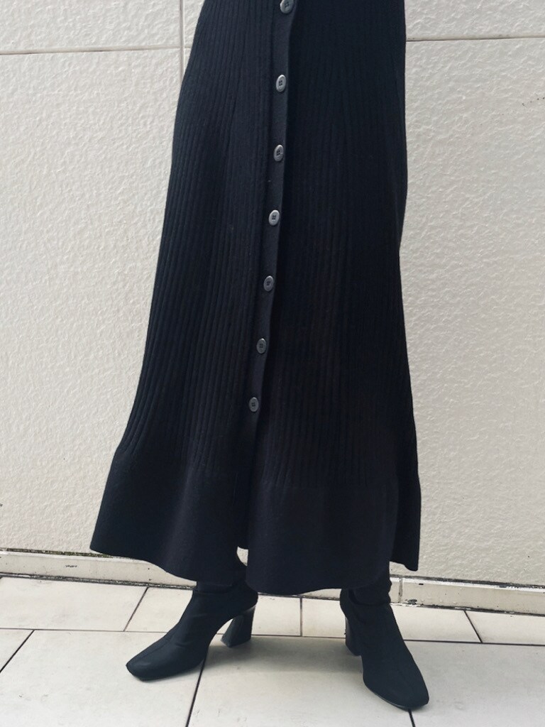 ブルー系のノーカラーコート、ブラック系のワンピースを着用したレディースの冬コーディネートの3枚目の写真