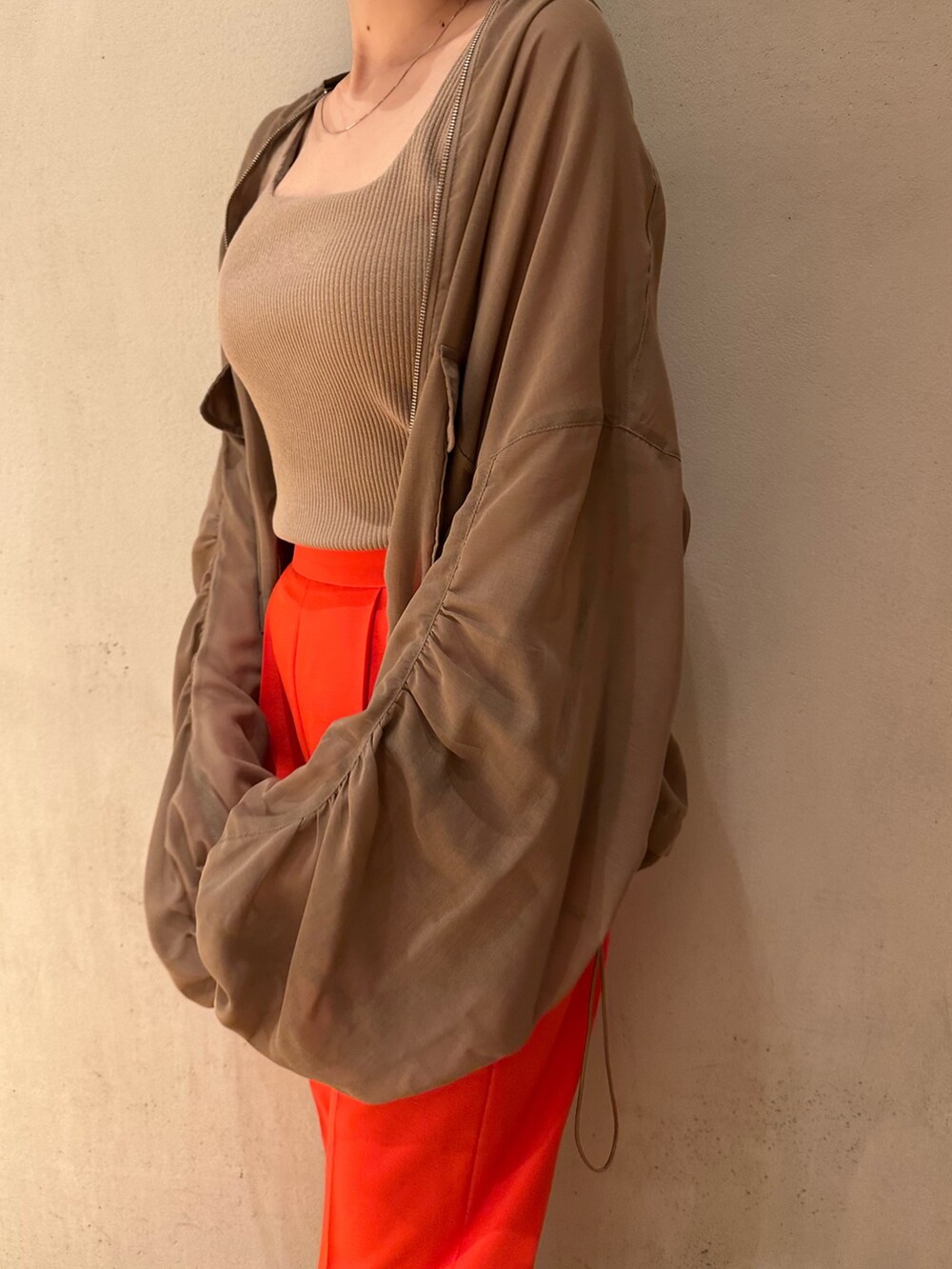 レッド系のその他パンツ、ベージュ系のタンクトップ、ブラウン系のブルゾンを着用したレディースの春コーディネートの3枚目の写真