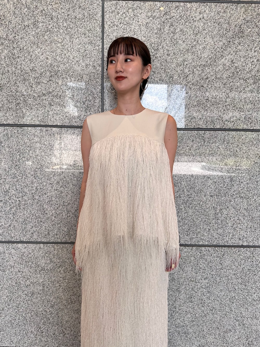 ホワイト系のその他トップス、ホワイト系のスカート、シルバー系のパンプスを着用したレディースの夏コーディネートの4枚目の写真