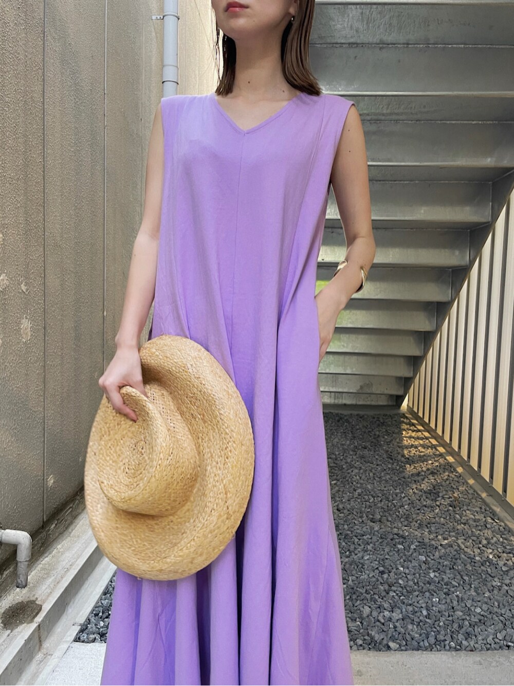 パープル系のワンピース、その他のその他シューズ、ベージュ系のハットを着用したレディースの夏コーディネートの2枚目の写真