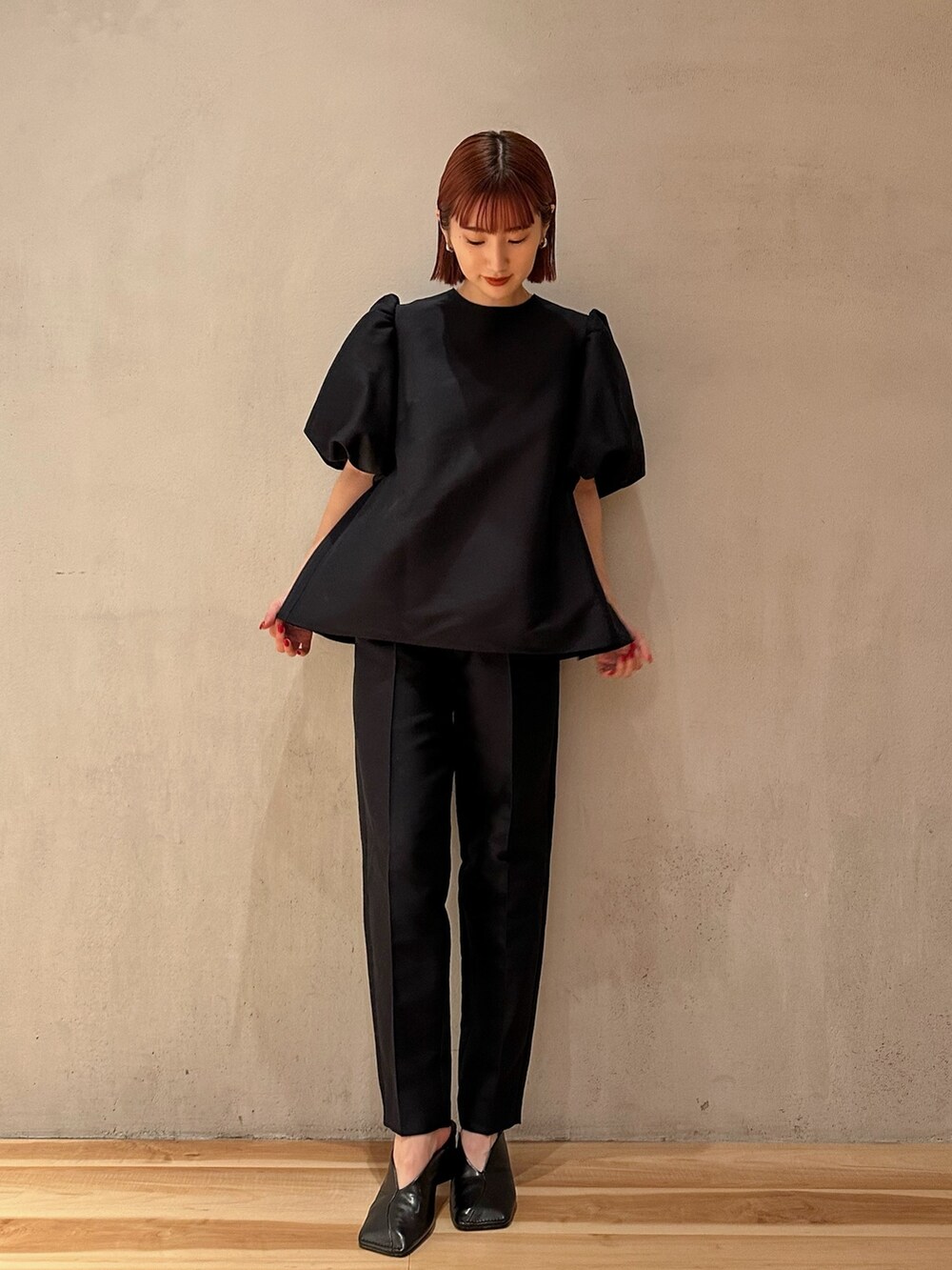 ブラック系のパンプス、ブルー系のシャツ/ブラウス、ブルー系のその他パンツを着用したレディースの冬コーディネートの3枚目の写真