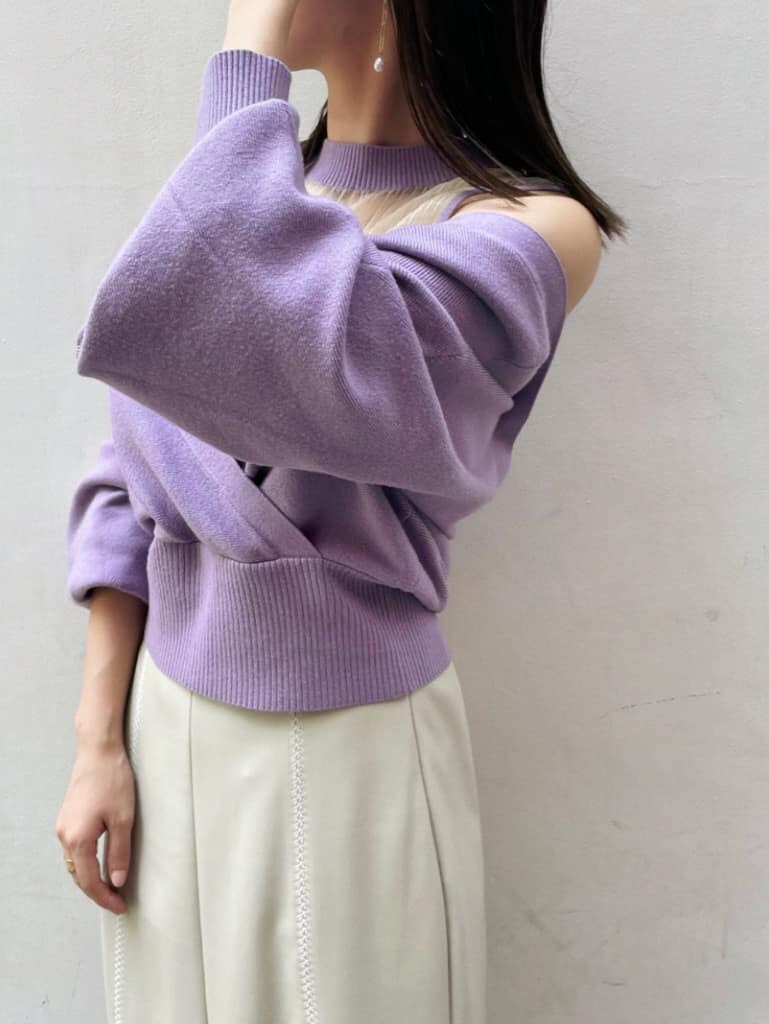 ホワイト系のスカート、ベージュ系のその他シューズ、パープル系のニット/セーターを着用したレディースの夏コーディネートの4枚目の写真