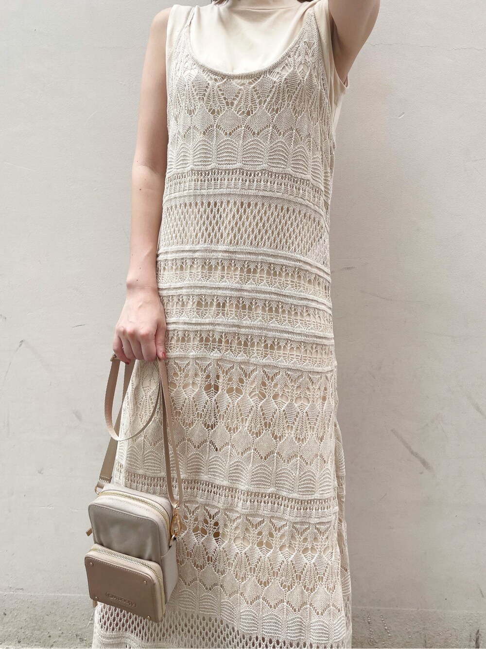 グリーン系のサンダル、ホワイト系のワンピースを着用したレディースの夏コーディネートの2枚目の写真