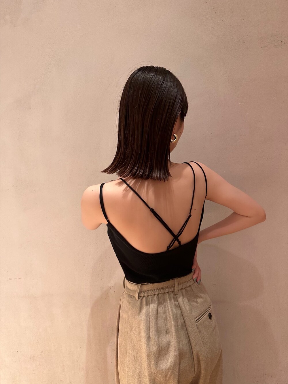 ベージュ系のその他パンツ、ベージュ系のノーカラージャケット、ブラック系のキャミソールを着用したレディースの春コーディネートの8枚目の写真