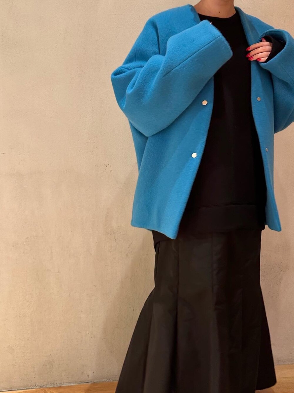 ブルー系のノーカラーコート、ブラック系のブーツ、ブラック系のワンピースを着用したレディースの夏コーディネートの4枚目の写真