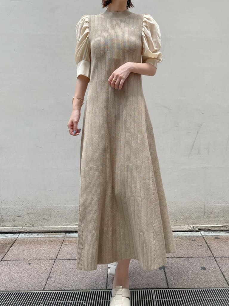 ホワイト系のサンダル、ベージュ系のワンピースを着用したレディースの夏コーディネートの3枚目の写真