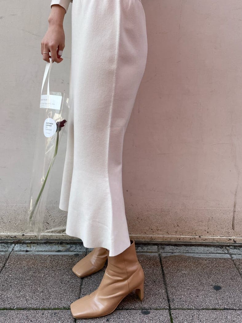 ベージュ系のその他シューズ、ホワイト系のスカート、ピンク系のその他アウターを着用したレディースの冬コーディネートの9枚目の写真