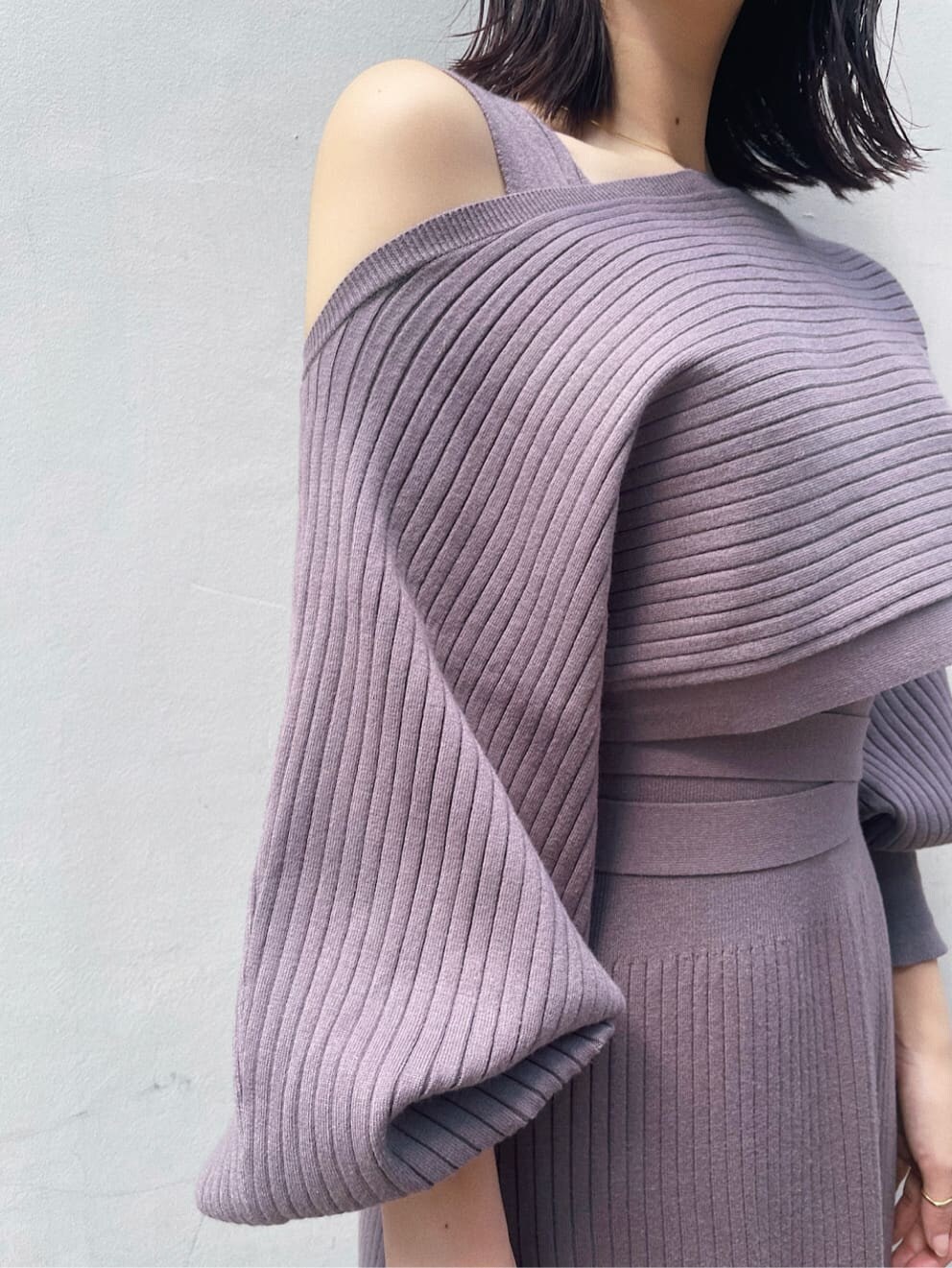 ホワイト系のその他シューズ、パープル系のワンピース、ブラック系のハンドバッグを着用したレディースの秋コーディネートの4枚目の写真