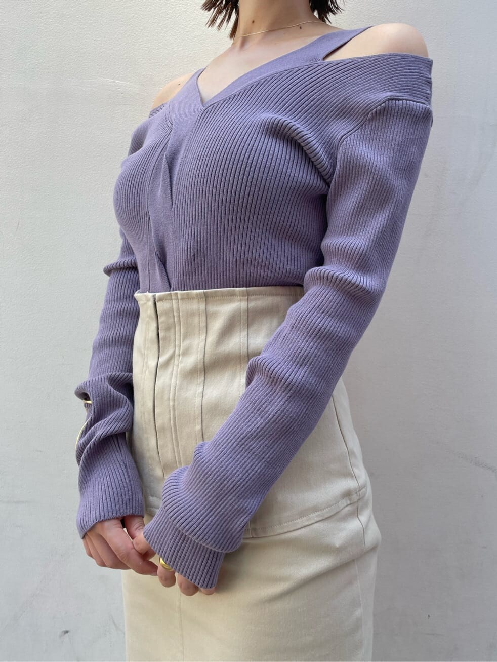 ブラウン系のパンプス、ベージュ系のスカート、パープル系のニット/セーターを着用したレディースの夏コーディネートの4枚目の写真