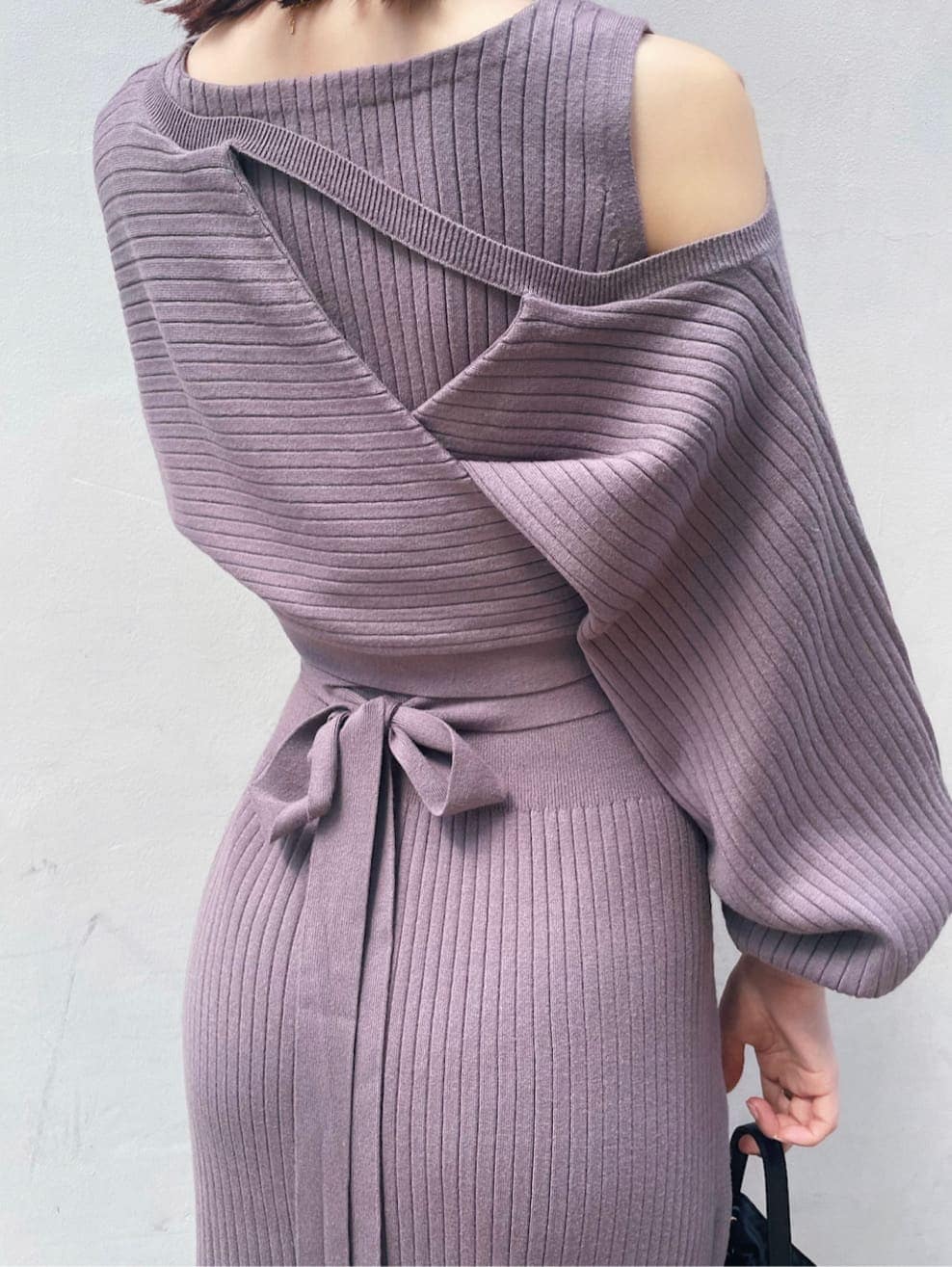 ホワイト系のその他シューズ、パープル系のワンピース、ブラック系のハンドバッグを着用したレディースの秋コーディネートの5枚目の写真