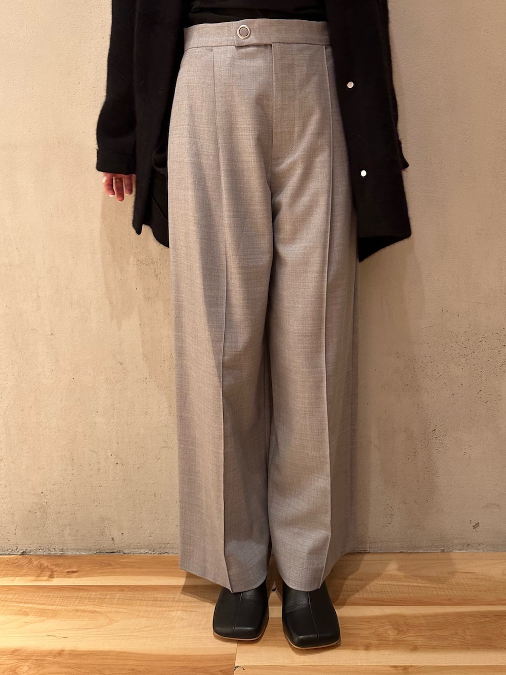 ブラック系のブーツ、ブラック系のノーカラージャケット、グレー系のその他パンツを着用したレディースの秋コーディネートの5枚目の写真