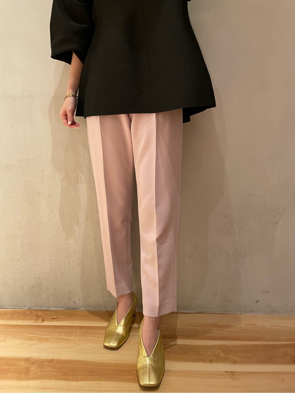 ブラック系のニット/セーター、ピンク系のその他パンツ、グレー系のその他アウターを着用したレディースの秋コーディネートの5枚目の写真