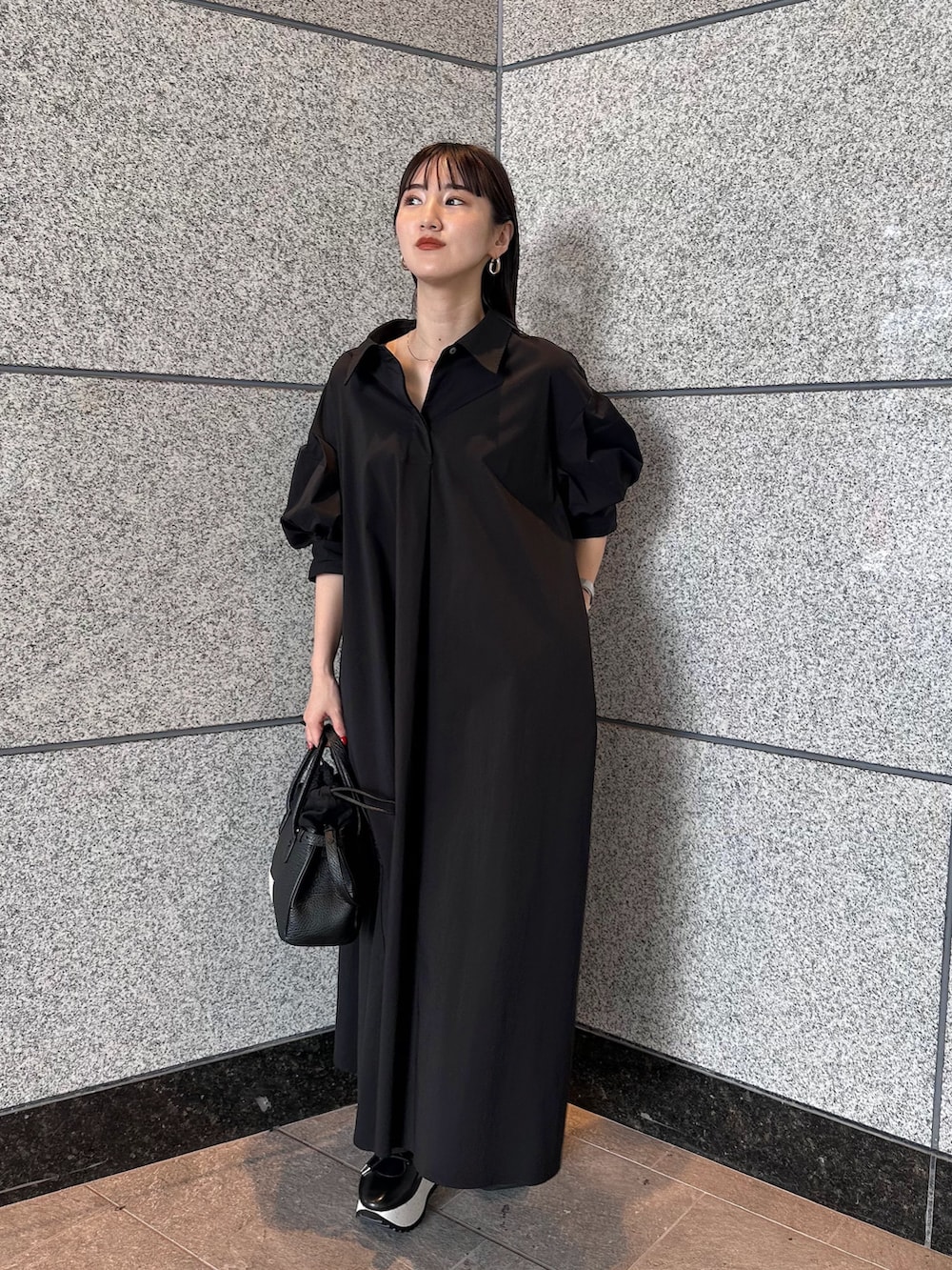 ブラック系のワンピース、ブラック系のスニーカー、ブラック系のショルダーバッグを着用したレディースの夏コーディネートの2枚目の写真