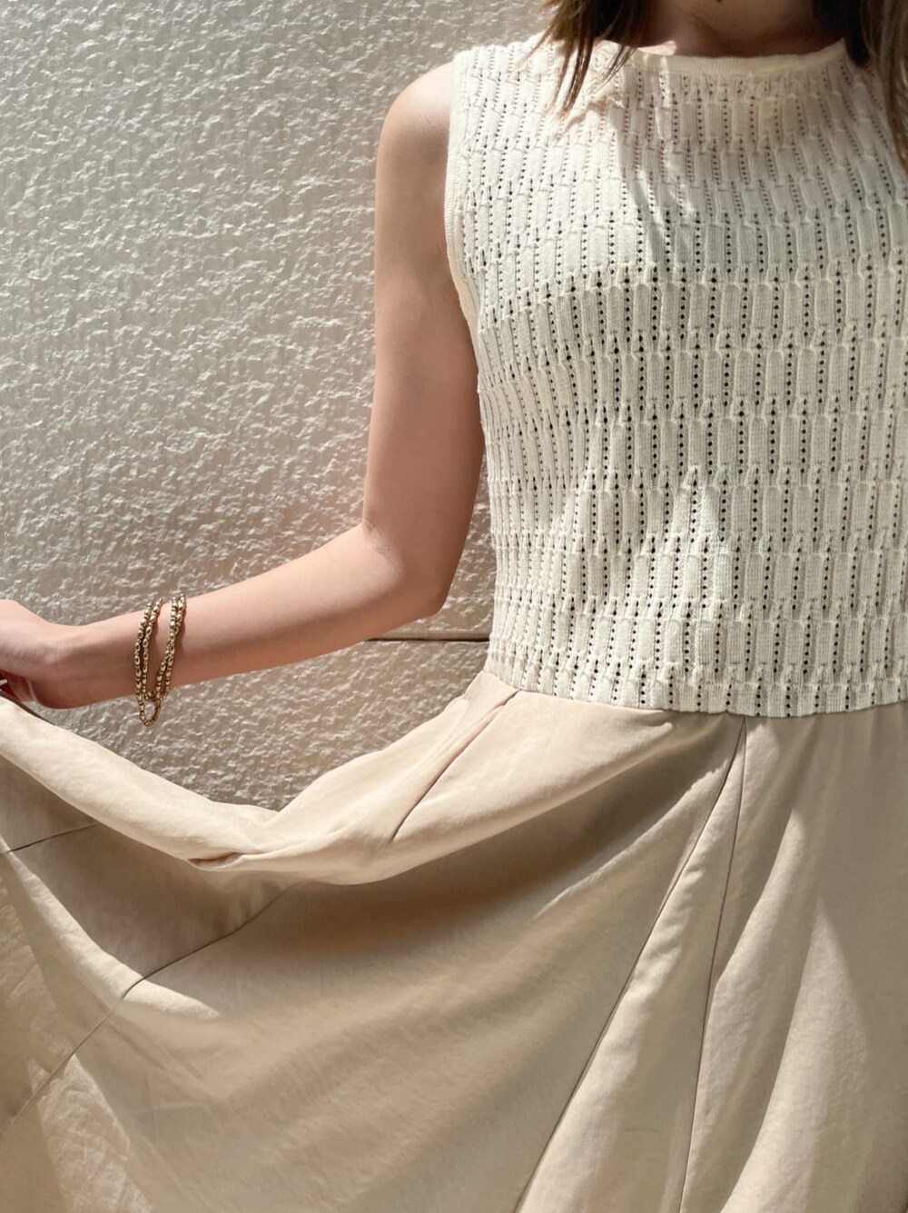 ホワイト系のワンピース、ゴールド系のピアス（両耳用）を着用したレディースの夏コーディネートの4枚目の写真