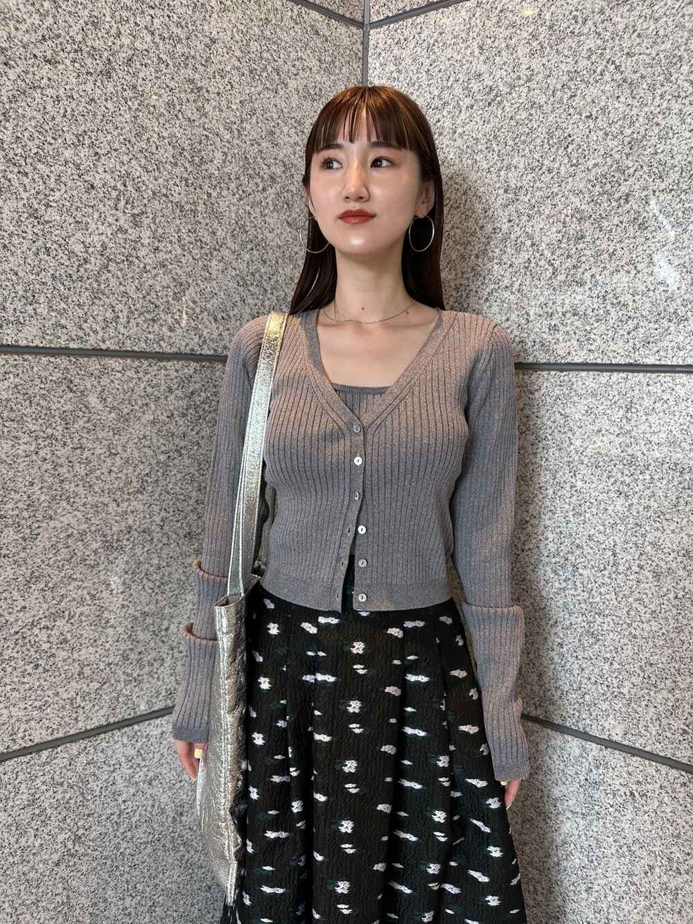 グレー系のカーディガン/ボレロ、その他のスカート、シルバー系のブーツを着用したレディースの夏コーディネートの5枚目の写真