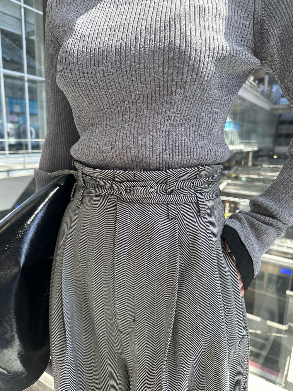 グレー系のニット/セーター、グレー系のその他パンツを着用したレディースの春コーディネートの7枚目の写真