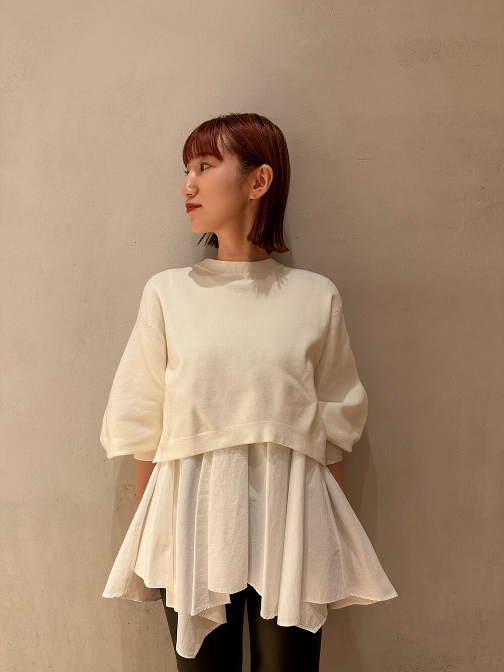 ブラック系のブーツ、ブラック系のその他パンツ、ベージュ系のノーカラージャケットを着用したレディースの秋コーディネートの2枚目の写真