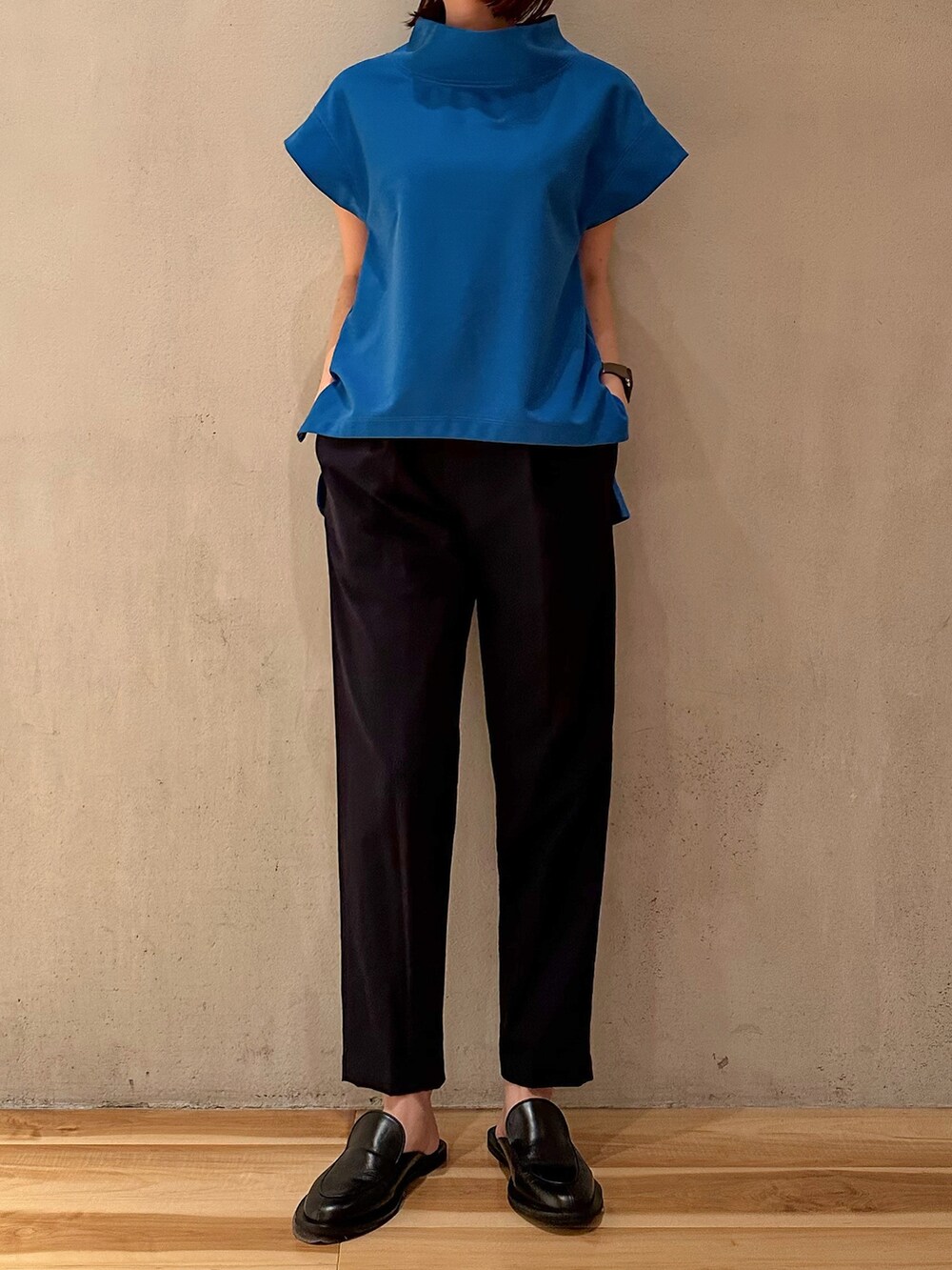 ブルー系のTシャツ/カットソー、ブルー系のその他パンツを着用したレディースの春コーディネートの4枚目の写真