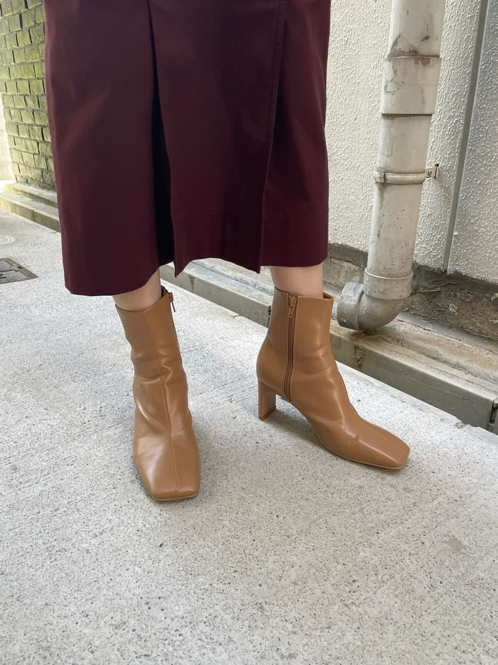 ベージュ系のニット/セーター、レッド系のスカート、ベージュ系のその他シューズを着用したレディースの夏コーディネートの6枚目の写真