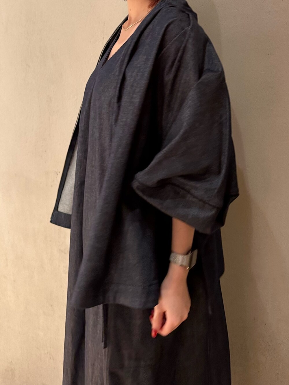 ホワイト系のサンダル、ブルー系のブルゾン、ブルー系のワンピースを着用したレディースの夏コーディネートの7枚目の写真