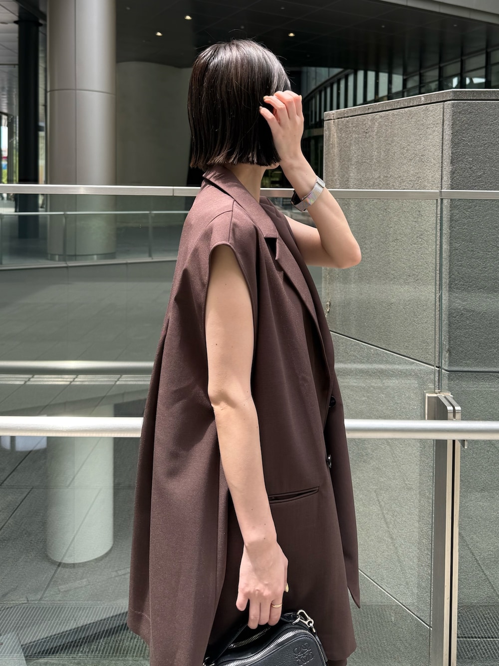 ブラウン系のテーラードジャケット、ブラウン系のその他パンツ、ブラック系のパンプスを着用したレディースの夏コーディネートの10枚目の写真