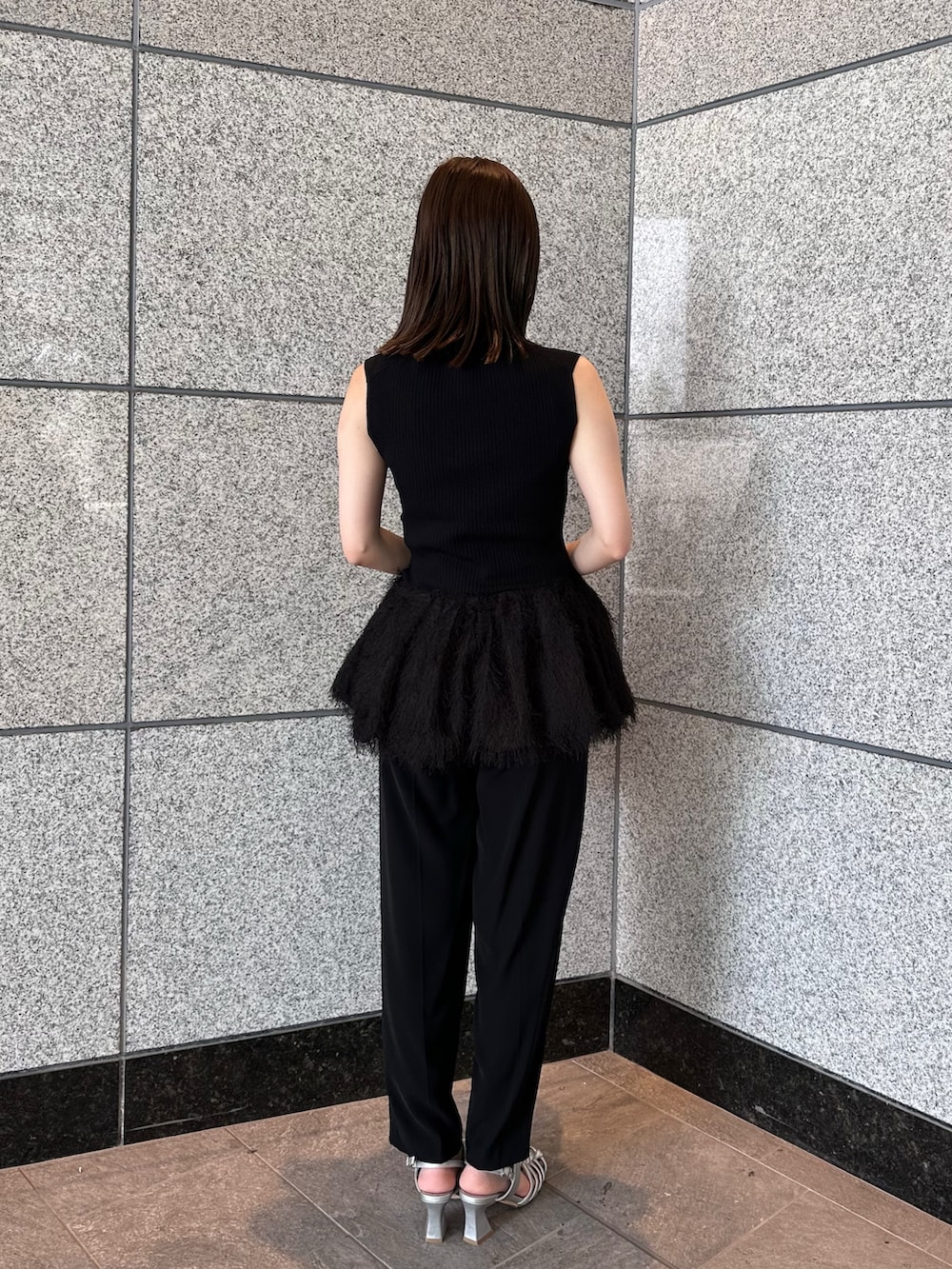 ブラック系のニット/セーター、シルバー系のサンダル、ブラック系のその他パンツを着用したレディースの夏コーディネートの7枚目の写真