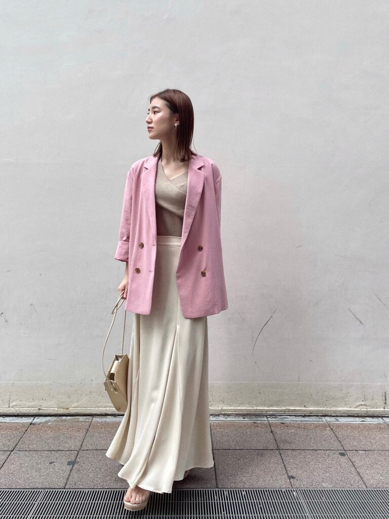 ホワイト系のスカート、その他のパンプス、ベージュ系のハンドバッグを着用したレディースの春コーディネートの4枚目の写真