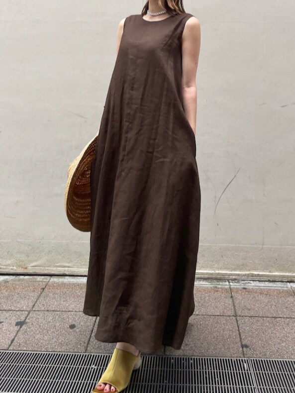 イエロー系のサンダル、ブラウン系のワンピース、ベージュ系のハットを着用したレディースの夏コーディネートの4枚目の写真