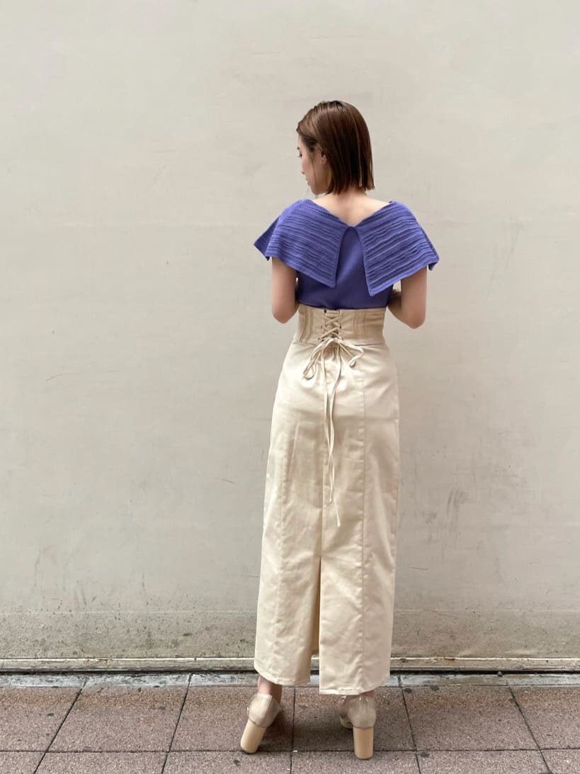 ホワイト系のスカート、その他のパンプス、パープル系のニット/セーターを着用したレディースの春コーディネートの9枚目の写真