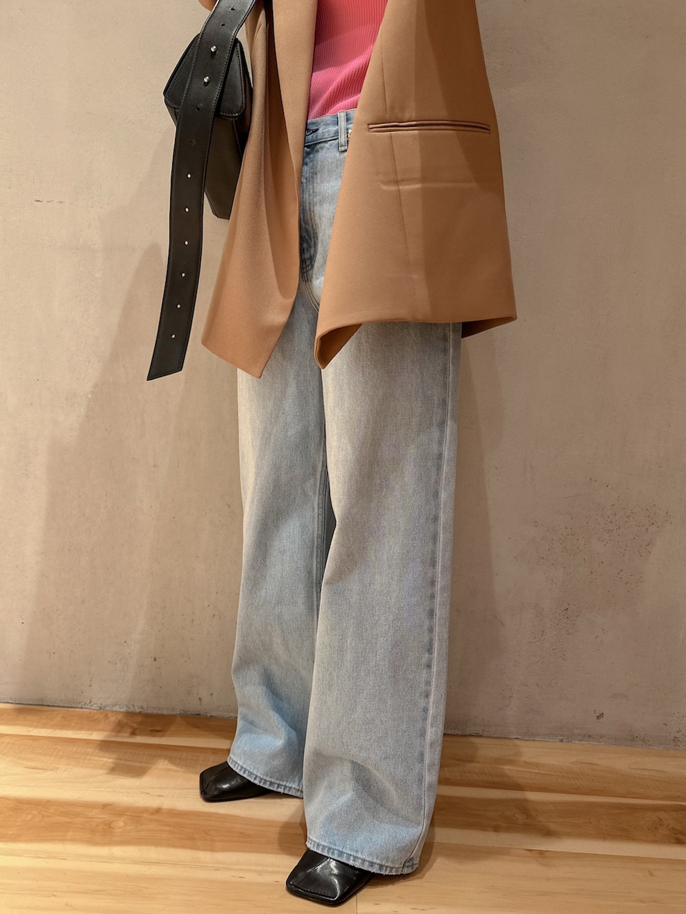 ブルー系のデニムパンツ、ブラック系のパンプス、ブラック系のショルダーバッグを着用したレディースの冬コーディネートの7枚目の写真