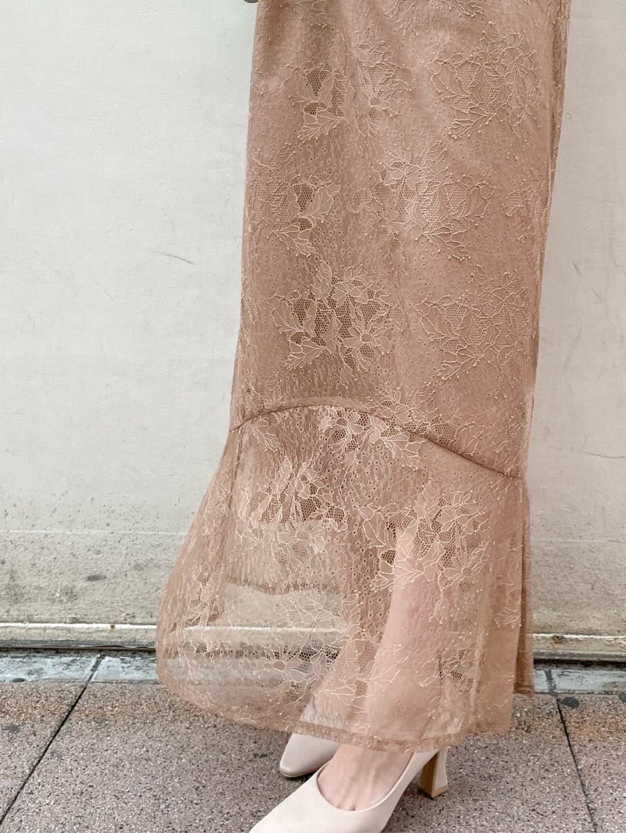 ベージュ系のパンプス、ゴールド系のクラッチバッグ、ベージュ系のドレスを着用したレディースの春コーディネートの8枚目の写真