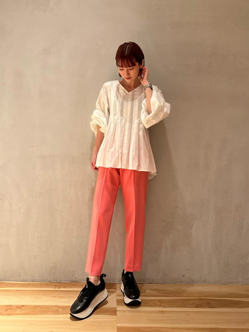 ホワイト系のシャツ/ブラウス、ピンク系のその他パンツ、ブラック系のスニーカーを着用したレディースの秋コーディネートの7枚目の写真