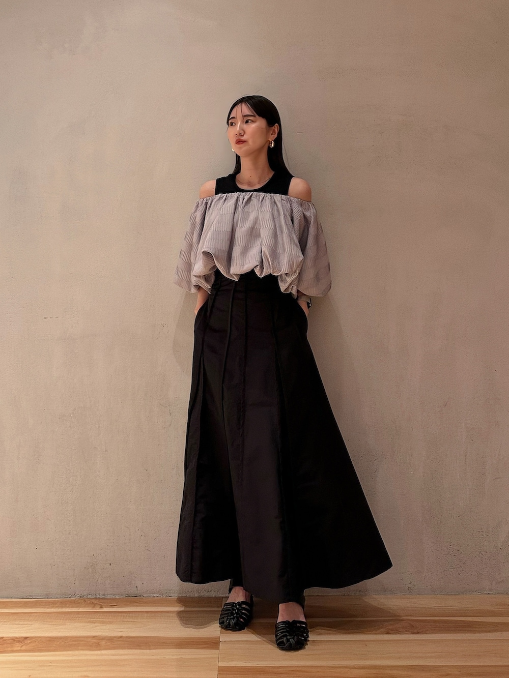 グレー系のシャツ/ブラウス、ブラック系のスカート、ブラック系のサンダルを着用したレディースの夏コーディネートの4枚目の写真