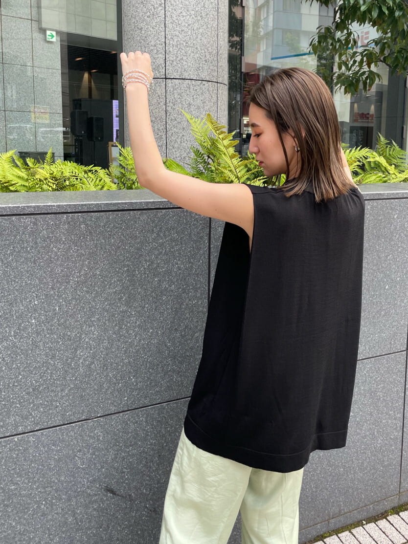 グリーン系のその他パンツ、ブラック系のニット/セーター、シルバー系のネックレスを着用したレディースの夏コーディネートの6枚目の写真