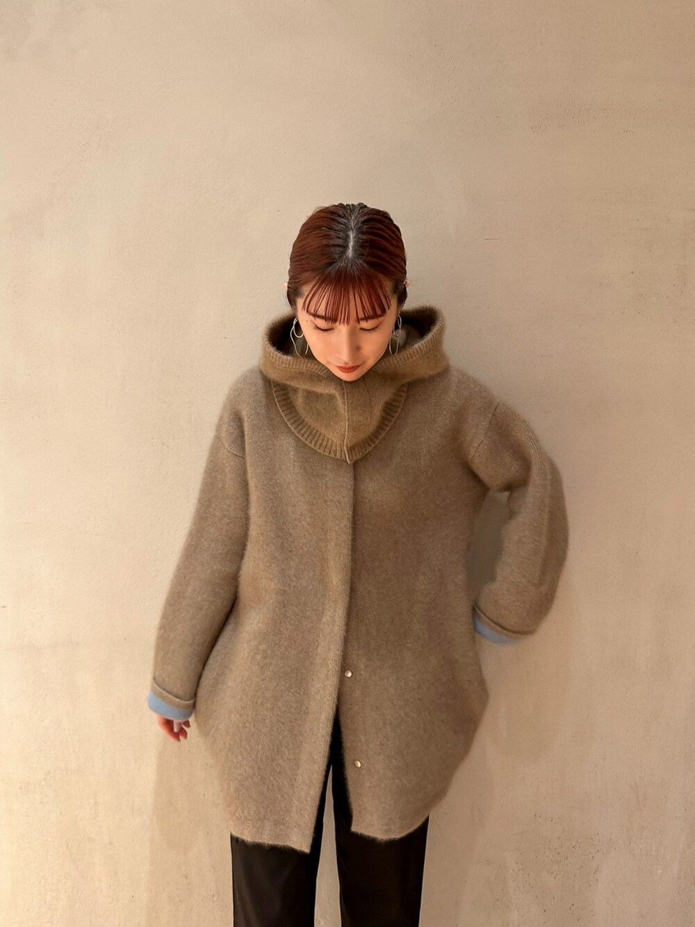 ホワイト系のスニーカー、ブラック系のその他パンツ、ベージュ系のノーカラージャケットを着用したレディースの夏コーディネートの4枚目の写真