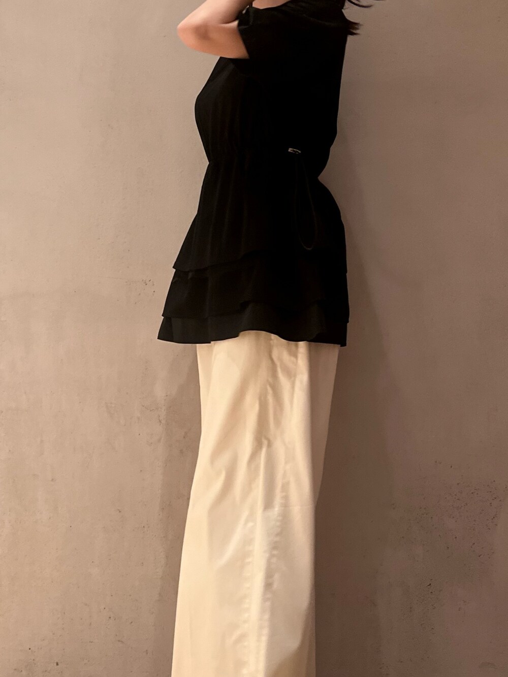 ブラック系のTシャツ/カットソー、ホワイト系のその他パンツ、シルバー系のパンプスを着用したレディースの夏コーディネートの7枚目の写真