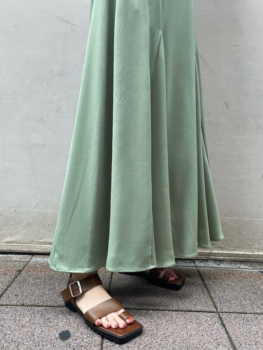 グリーン系のスカート、ブラウン系のサンダル、ブラウン系のカーディガン/ボレロを着用したレディースの夏コーディネートの7枚目の写真