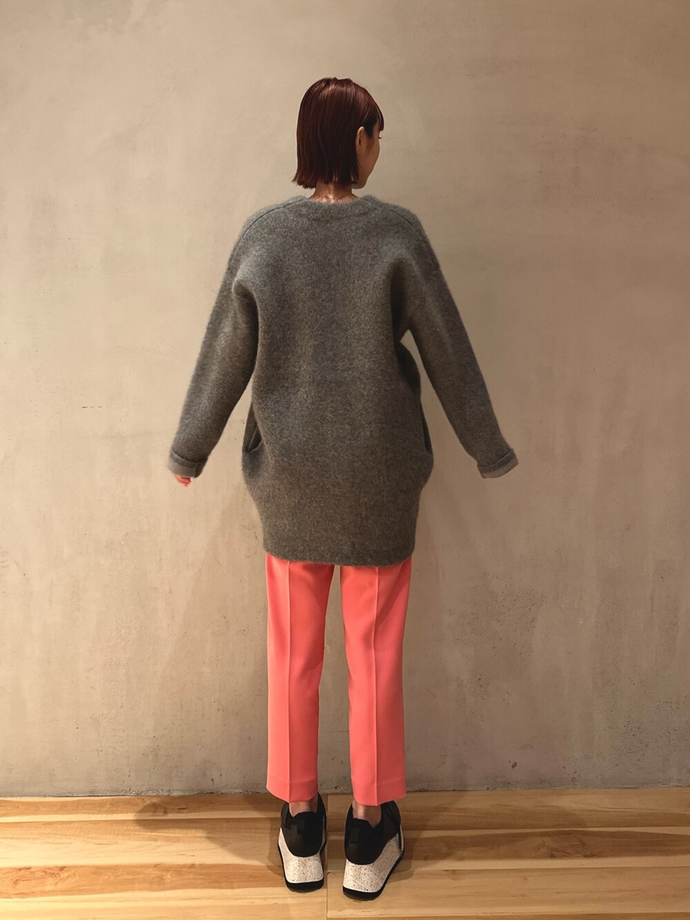 ブラック系のスニーカー、ピンク系のその他パンツ、ホワイト系のシャツ/ブラウスを着用したレディースの秋コーディネートの8枚目の写真