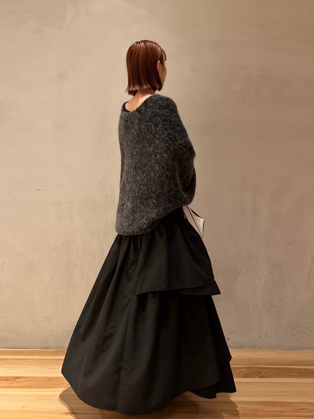 グレー系のカーディガン/ボレロ、ブラック系のスカート、ベージュ系のノーカラージャケットを着用したレディースの夏コーディネートの8枚目の写真