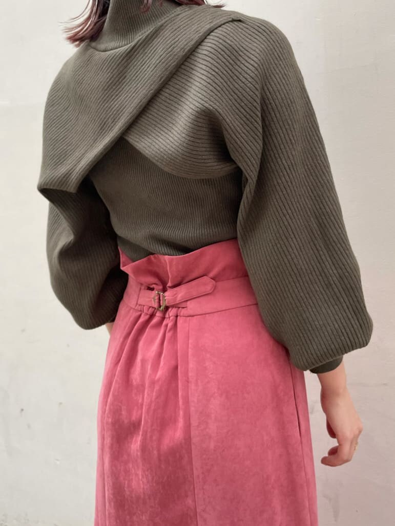 ブラック系のブーツ、ベージュ系のその他アウター、ピンク系のスカートを着用したレディースの秋コーディネートの7枚目の写真