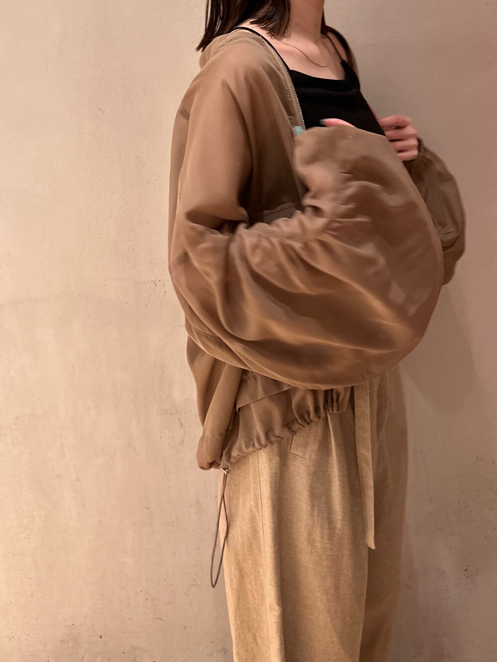 ベージュ系のその他パンツ、ベージュ系のノーカラージャケット、ブラック系のキャミソールを着用したレディースの春コーディネートの4枚目の写真