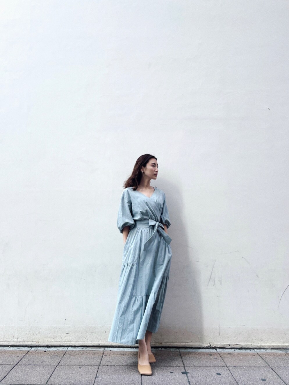 グリーン系のワンピースを着用したレディースの冬コーディネートの2枚目の写真