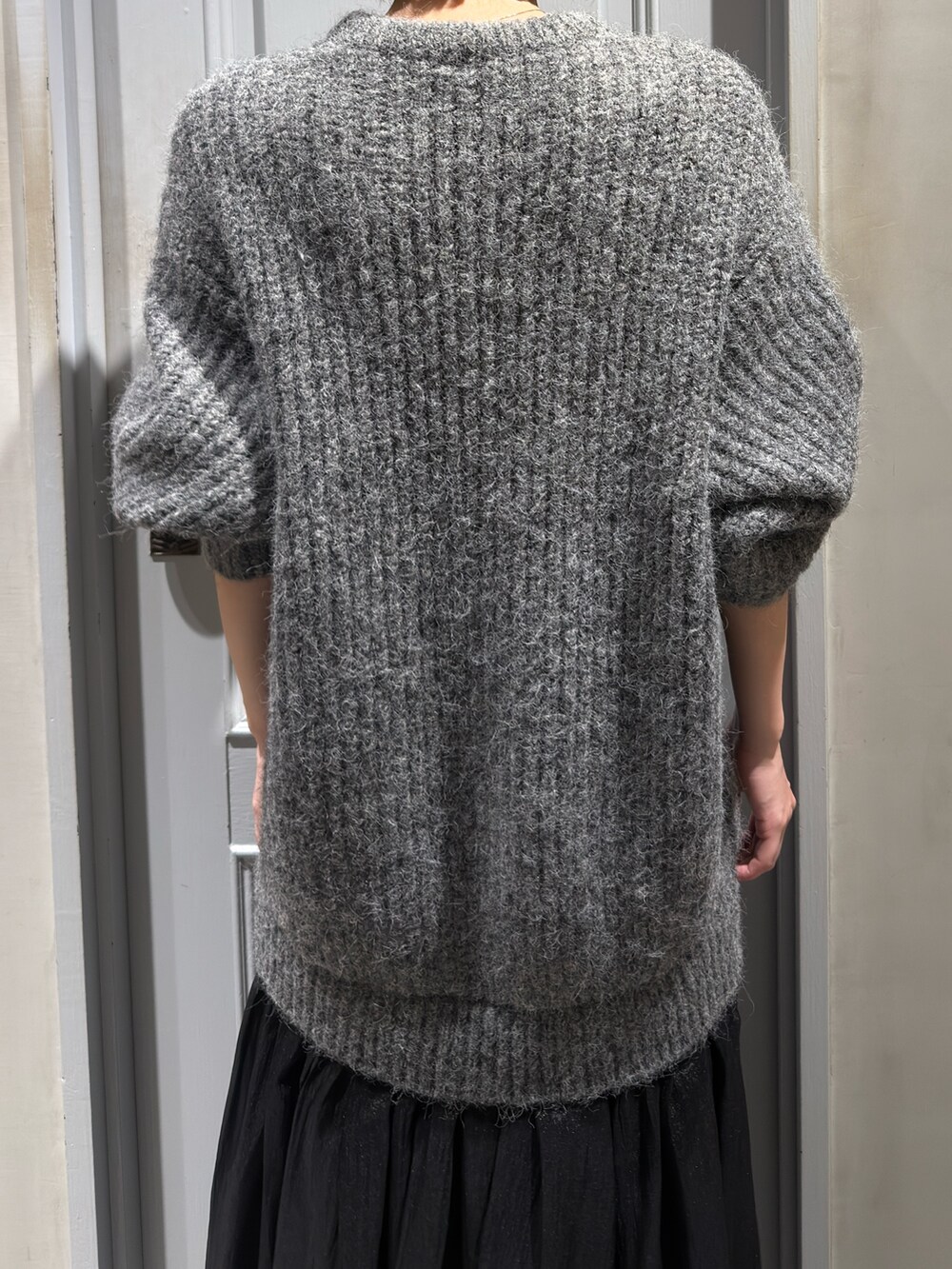 グレー系のワンピースを着用したレディースの秋コーディネートの8枚目の写真