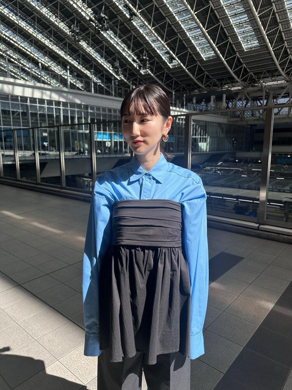 ブルー系のシャツ/ブラウス、ブラック系のタンクトップ、ブラック系のチノパンツを着用したレディースの春コーディネートの5枚目の写真