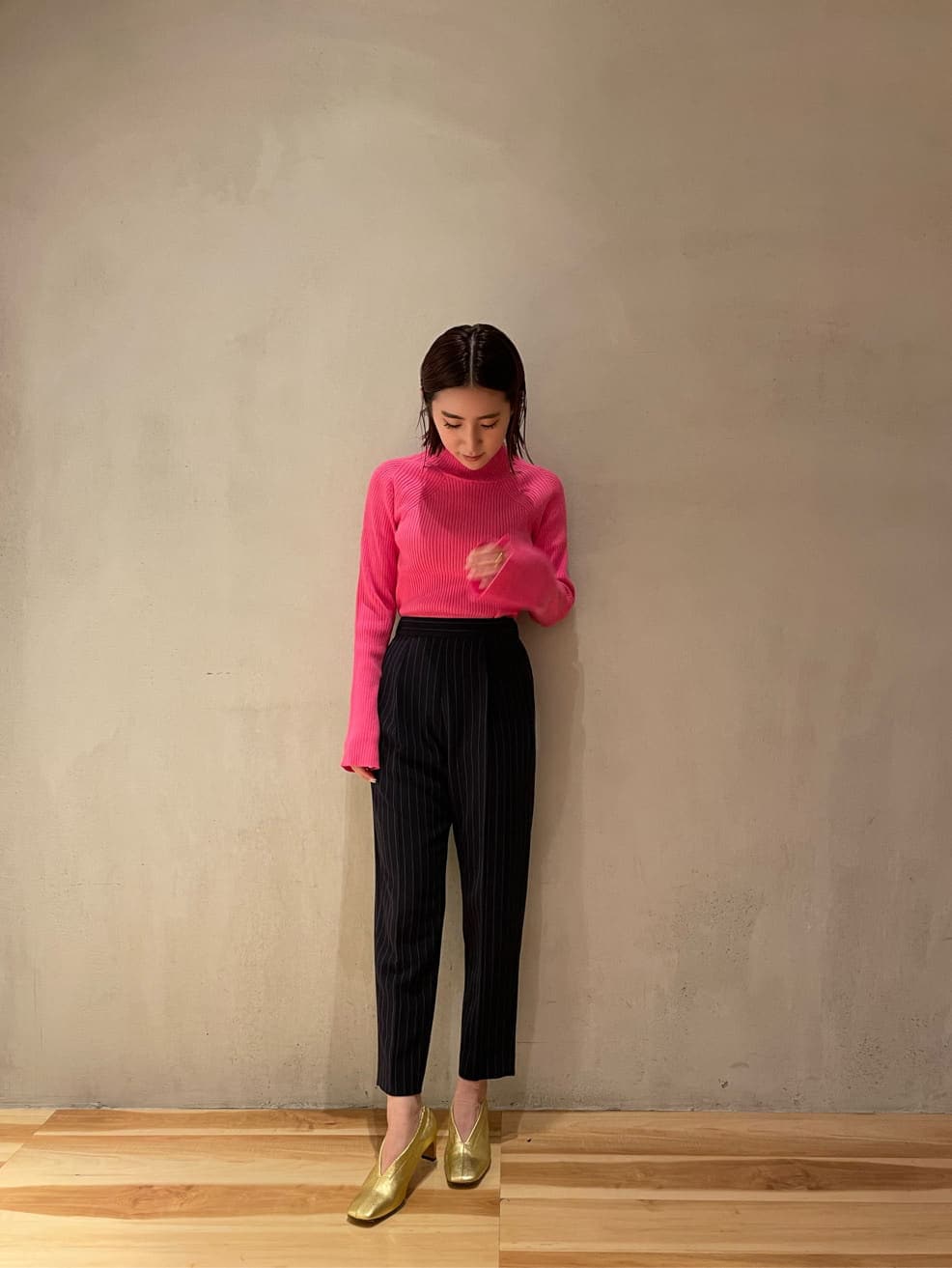 ブラウン系のその他アウター、その他のその他パンツ、ピンク系のニット/セーターを着用したレディースの秋コーディネートの2枚目の写真