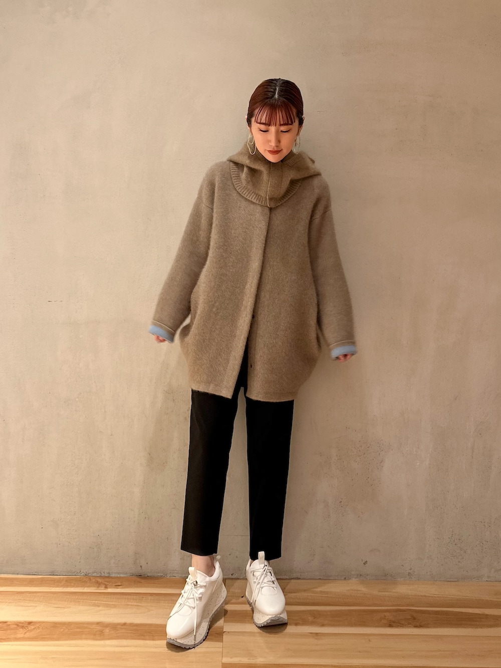 ホワイト系のスニーカー、ブラック系のその他パンツ、ベージュ系のノーカラージャケットを着用したレディースの夏コーディネートの3枚目の写真