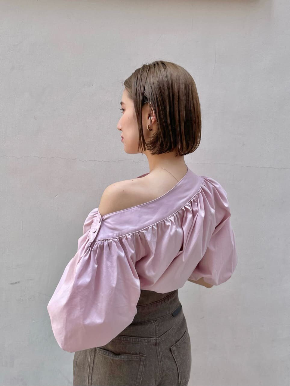 ピンク系のシャツ/ブラウス、その他のパンプス、ブラウン系のデニムパンツを着用したレディースの春コーディネートの3枚目の写真